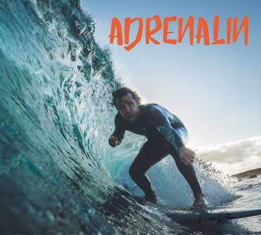 Alberto surfujący na tubie i zdjęcie z logo Adrenalin