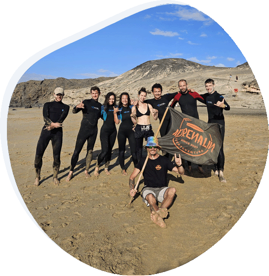 Dziewczyna patrząca z pokoju w obozie surfingowym