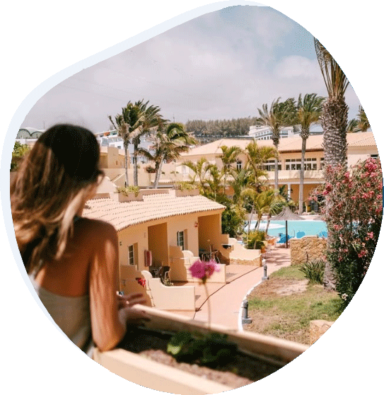 Dziewczyna patrząca z pokoju w obozie surfingowym